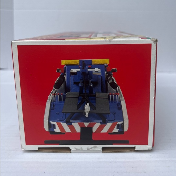 Vintage 1995 Mobil 1 Racing Limited Edition Collectible Toy Tow Truck 1:24 scale - Picture 5 of 6